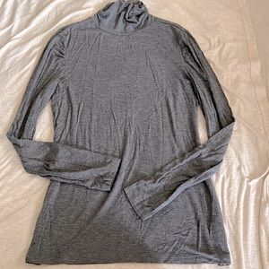 Women’s turtle neck - size M